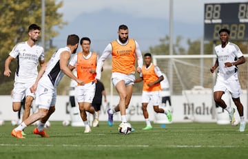 Benzema se entrena con el Real Madrid tras tres semanas lesionado.