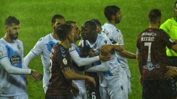 Momento en el Charles se encara con Mujaid en el derbi gallego de Pasarón.