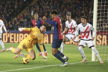 Augusto Batalla, Lamine Yamal y Josep Chavarria dentro del área pequeña rauyista.