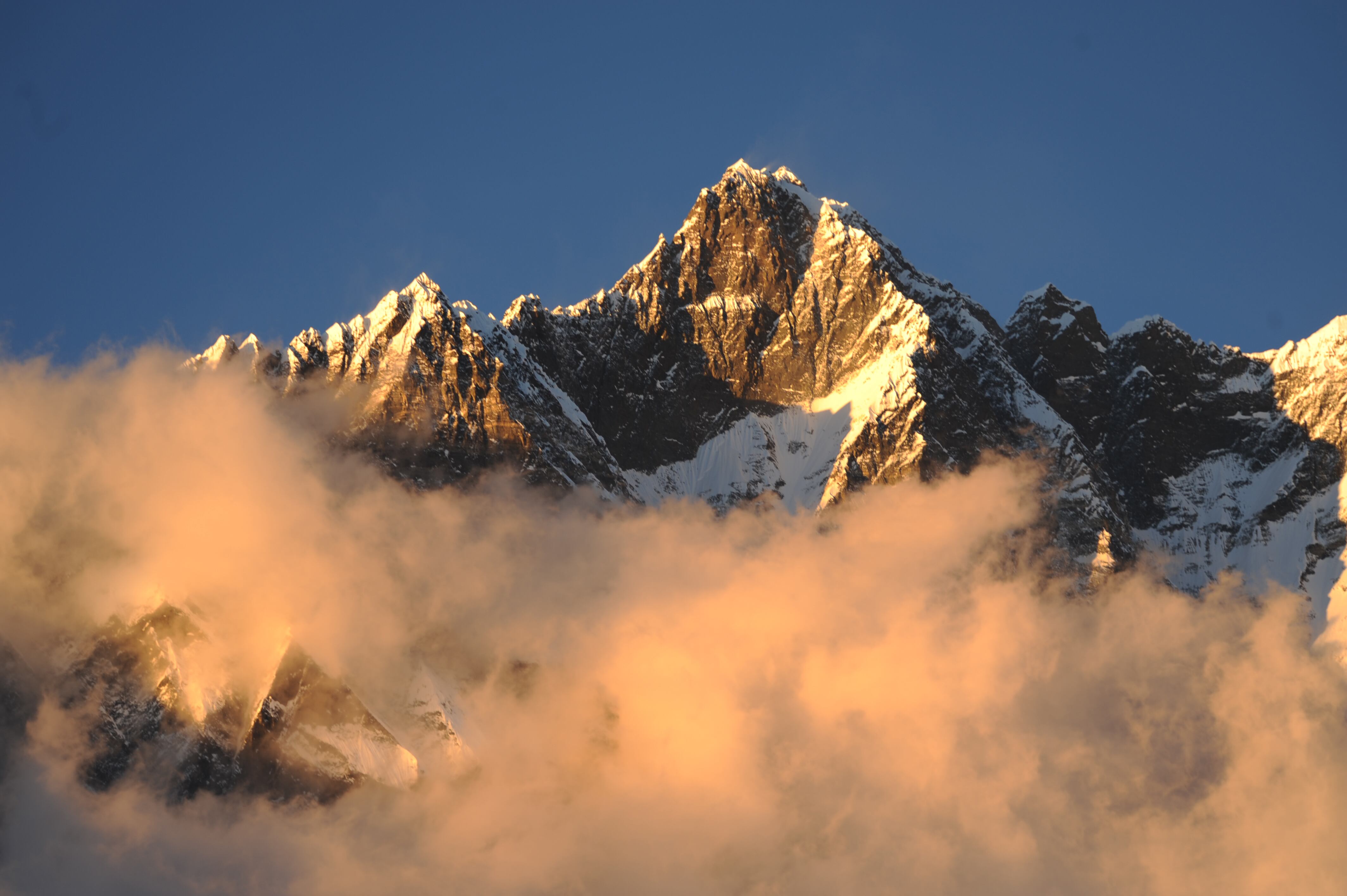 
Vecina inmediata del Everest, está unida a él por el Collado Sur. Su cara sur, una pared inmensa de hielo y roca, es una de las más espectaculares y desafiantes del Himalaya.
