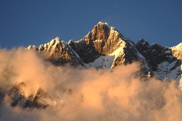 
Vecina inmediata del Everest, está unida a él por el Collado Sur. Su cara sur, una pared inmensa de hielo y roca, es una de las más espectaculares y desafiantes del Himalaya.