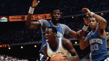 Patrick Ewing y Michael Jordan (de blanco) durante la final de la NCAA de 1982.