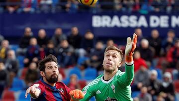 Rubén Blanco se anticipa a Coke durante el partido entre el Levante y el Celta.
