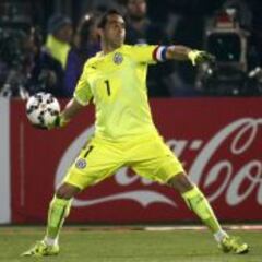 Bravo estará fuera tres semanas y llegará al debut de La Roja