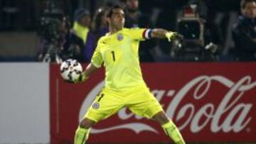 Bravo estará fuera tres semanas y llegará al debut de La Roja