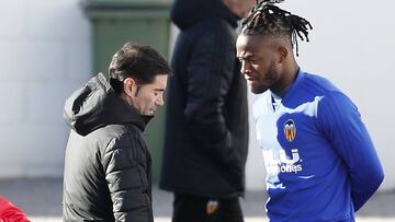 Batshuayi charl&oacute; brevemente con Marcelino antes del entrenamiento de ayer. 