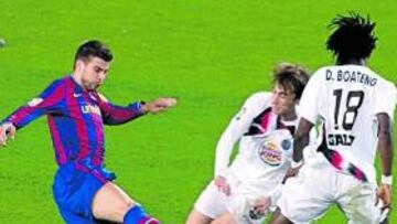 <b>DURÍSIMO. </b>Piqué golpeó la rodilla derecha de Rafa en el Camp Nou.