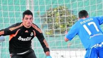 <b>SIN FORTUNA. </b>Adán, que pudo hacer más en el 0-1, sale a tapar un tiro de Rayco.