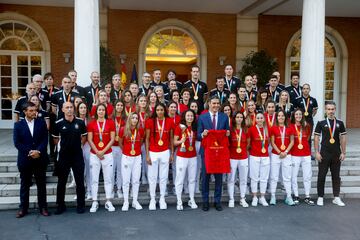 Foto de familia de la selección femenina de fútbol femenina de fútbol junto al presidente del Gobierno en funciones, Pedro Sánchez.