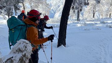 Equipo de rescate buscando a un snowboarder en California