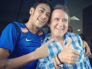 Cuando militaba en Santos de Brasil, Neymar recibió la visita de 'Kiko', su personaje favorito del famoso programa mexicano.