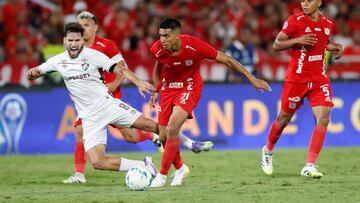 AMDEP140. CALI (COLOMBIA), 12/08/2025.- Sebastián Navarro (c) de América de Cali disputa el balón con Matheus Martinelli (i) de Fluminense este martes, durante un partido de octavos de final de la Copa Sudamericana entre América de Cali y Fluminense en el estadio Pascual Guerrero de Cali (Colombia). EFE/ Ernesto Guzmán