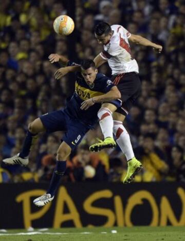 Argentina's River Plate defender Ramiro Funes Mori (R) vies for the ball with Argentina's Boca Juniors forward Cristian Pavon during their Copa Libertadores 2015 round before the quarterfinals second leg football match at the "Bombonera" stadium in Buenos Aires, Argentina, on May 14, 2015. AFP PHOTO / JUAN MABROMATA