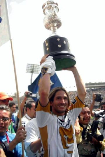 Compartiendo el liderato de goleo con Andrés Silvera, el argentino logró conseguir el primer título en el bicampeonato universitario del Clausura 2004.