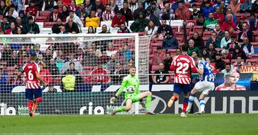 Estuvieron revisando la jugada desde la Sala VOR pero el gol subió al marcador finalmente: pase milimétrico de Brais Méndez y el noruego rompe al espacio, partiendo en línea con la defensa de tres del Atleti y batiendo a Grbic en el mano a mano.
