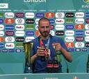 Bonucci y hace esto con las botellas en conferencia tras la final