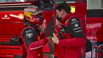 Carlos Sainz y Mattia Binotto (Ferrari). &Iacute;mola, Italia. F1 2022.