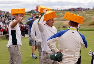 Rory McIlroy y sus compañeros del equipo europeo lucen gorros en forma de queso durante un entrenamiento en Wisconsin previo a la Ryder Cup que les enfrenta a Estados Unidos. Un guiñó a los seguidores del equipo de fÃºtbol americano local, los Green Bay Packers, que portan habitualmente tan insÃ³lito atuendo en los partidos.