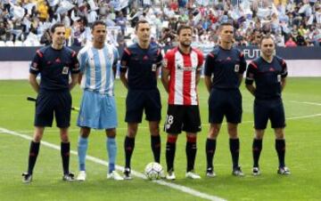 El árbitro Sánchez Martínez acompañado por sus asistentes Gallego García y Martínez Nicolás, el cuarto árbitro Gallego Gambín y los capitanes Weligton y Gurpegi. 