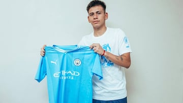 Claudio ·Echeverri posa con la camiseta del Manchester City.