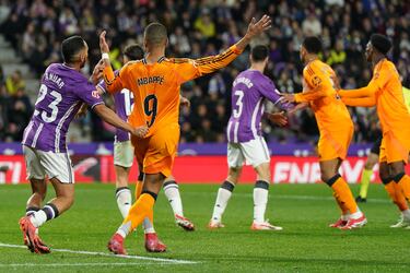 El goleador del club Merengue pedía penal en una acción por parte del defensor marroquí.