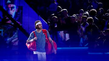 Stefanos Tsitsipas se retira por lesión tras tres juegos