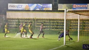 Defensa y Estudiantes igualaban cuando la tormenta dijo basta