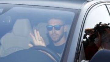 13:40 horas. Ramos, a su llegada ayer en su vehículo particular para hacer las pruebas en Sanitas La Moraleja.