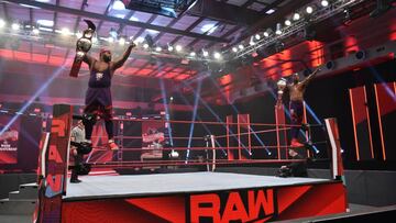 The Street Profits durante un show de Raw en el Performance Center de Orlando.