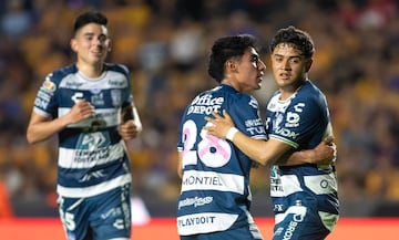 AME1690. MONTERREY (MÉXICO), 26/10/2024.- Elias Montiel (i) y Owen de Jesus Gonzalez de Pachuca celebran un gol ante Tigres, este sábado durante un partido correspondiente a la jornada 14 del Torneo Apertura 2024, disputado en el estadio Universitario de Monterrey (México). EFE/Miguel Sierra
