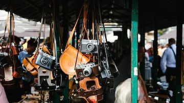 They thought they were illegal peddlers, the police stopped them and everything works out: they were shooting an adult film!