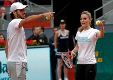 El tenista español Feliciano López, capitán de uno de los equipos, y la cantante Edurne durante el Charity Day, un acto solidario que une a tenistas y famosos para recaudar fondos, dentro de la XV edición del Mutua Madrid Open que se inicia hoy en la Caja Mágica de Madrid. 