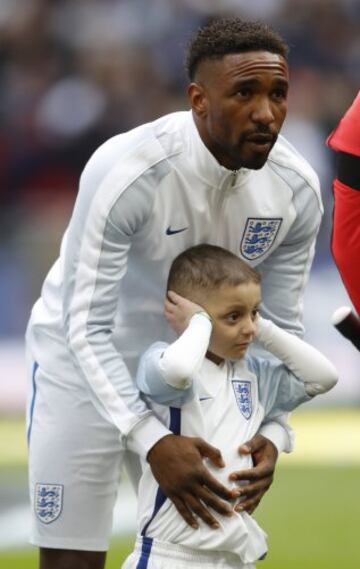 England's Jermain Defoe with mascot Bradley Lowery before the match.