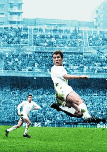 El 19 de abril de 1967, el Real Madrid consiguió su decimosegunda Liga tras ganar en la jornada 28 al Córdoba por 3 goles a 0. En la imagen, Amancio remata de cabeza. El gallego fue el autor del 3-0. 