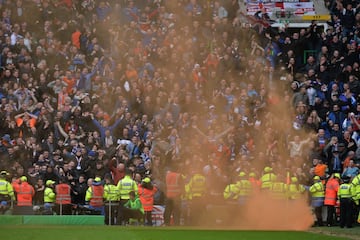 Un choque con una historia sin parangón que va más allá del fútbol. El Rangers fue desde el comienzo de la clase dirigente y de la mayoría protestante, mientras que el Celtic fue fundado por un sacerdote católico para paliar la pobreza de la comunidad irlandesa en Glasgow. 