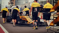 Los mec&aacute;nicos de Renault empujando el coche de Hulkenberg en Bak&uacute;.