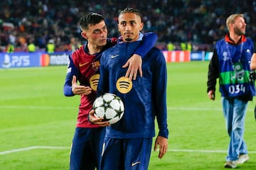 Raphinha con el balón de su hat-trick tras finalizar el partido. En la imagen, Pedri abraza al jugador brasileño.