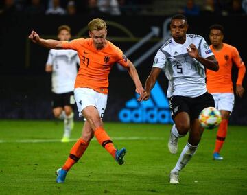 Netherlands' midfielder Frenkie De Jong and Germany's defender Jonathan Tah.