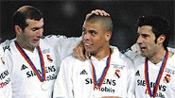 <b>TRÍO DE ASES</b>. Así de felices estaban ayer Zidane, Ronaldo y Figo tras recibir la medalla que los acredita como el mejor equipo del mundo.