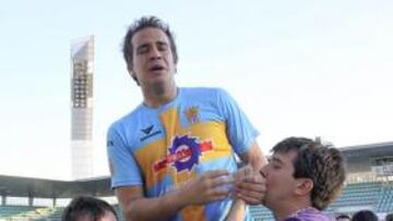 Los jugadores del Palencia fueron consolados por su afición al término del partido que supuso el ascenso del Jaén a Segunda División.