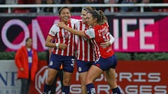 Jugadoras de Chivas Femenil festejan el gol en contra de Tijuana.