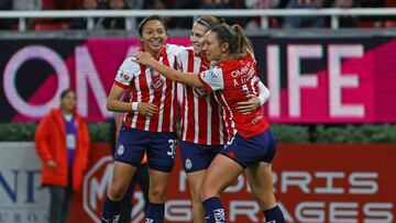 Jugadoras de Chivas Femenil festejan el gol en contra de Tijuana.