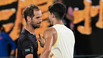 Melbourne (Australia), 16/01/2024.- Richard Gasquet of France congratulates Carlos Alcaraz of Spain on his win following their first round match on Day 3 of the 2024 Australian Open at Melbourne Park in Melbourne, Australia, 16 January 2024. (Tenis, Francia, España) EFE/EPA/LUKAS COCH AUSTRALIA AND NEW ZEALAND OUT
