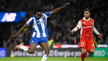 FC Porto's Portuguese midfielder #86 Rodrigo Mora scores the opening goal during the Portuguese League football match between FC Porto and SC Braga at Dragao stadium in Porto on November 2, 2025. (Photo by Miguel RIOPA / AFP)