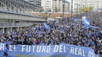 <b>MAREA AZUL. </b>Oviedo se volcó con su equipo: más de 5.000 personas en la manifestación previa y 20.500 para ver el partido en el Tartiere.