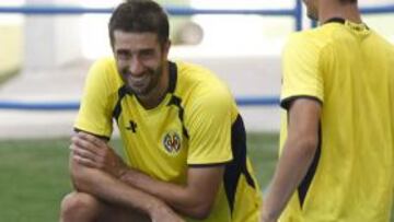 <b>SATISFECHO. </b>Cani sonríe durante una sesión del Villarreal.