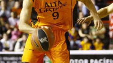 <b>Ilusionado</b>. El base letón del DKV Joventut, Kristaps Valters, ha anunciado en su presentación como jugador verdinegro que estar en Badalona "es un gran paso"