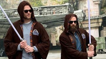 Tom Brady y Julian Edelman se visten de jedis.