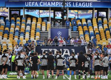 El Liverpool entrena en el Olímpico de Kiev