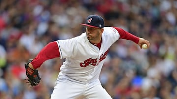 El pitcher mexicano podrá vivir otra postemporada, ahora con Indians.
